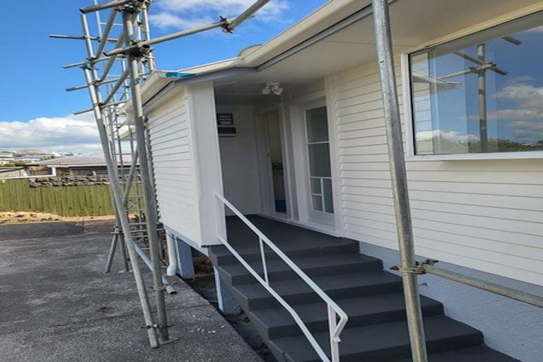 Photo of property in 4 Beazley Place, Glendene, Auckland, 0602