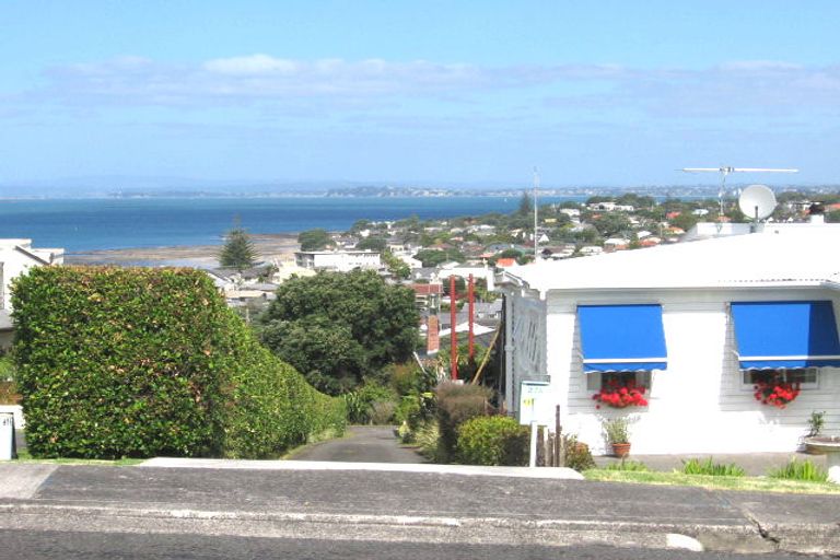 Photo of property in 27a Seaview Road, Castor Bay, Auckland, 0620