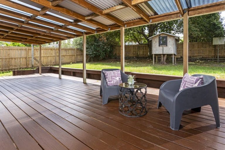 Photo of property in 22 St Catherine Crescent, West Harbour, Auckland, 0618