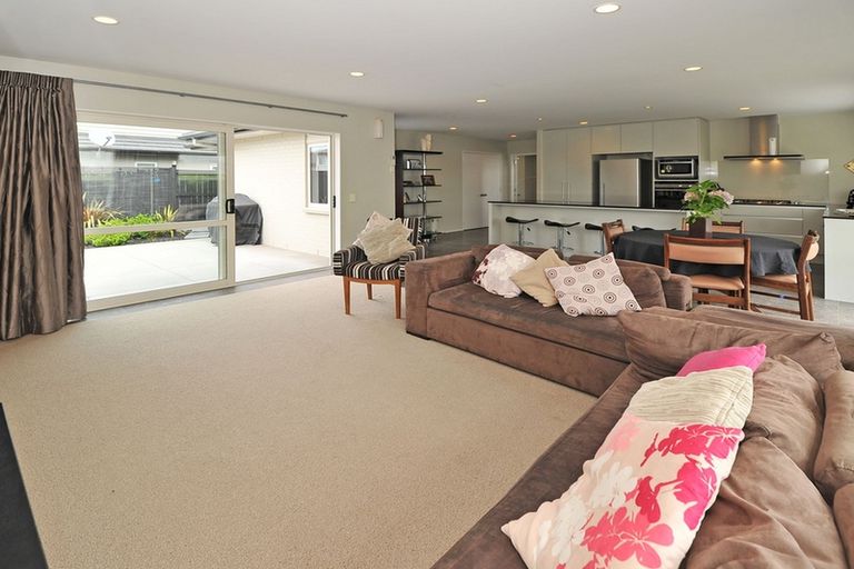 Photo of property in 27 Pickaberry Avenue, Karaka, Papakura, 2113