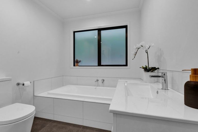 Photo of property in 10a Winstone Place, Highlands Park, New Plymouth, 4312