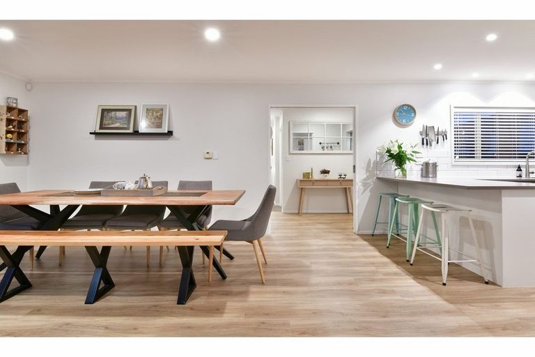 Photo of property in 168 Centreway Road, Orewa, 0931