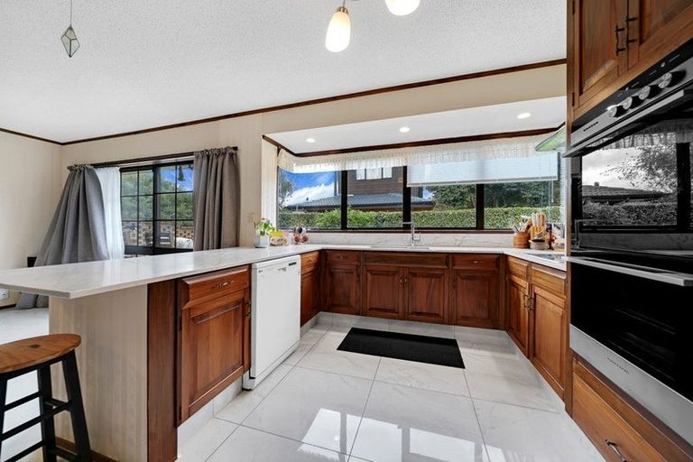 Photo of property in 11 Jessika Place, Conifer Grove, Takanini, 2112