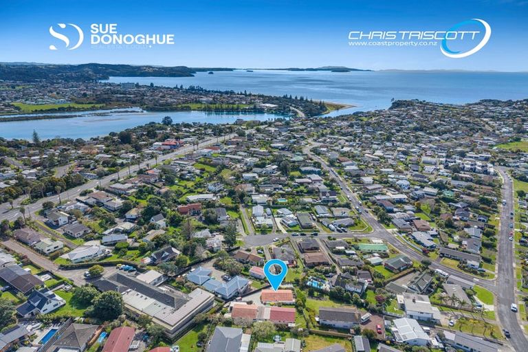 Photo of property in 12a Eagle Place, Red Beach, 0932