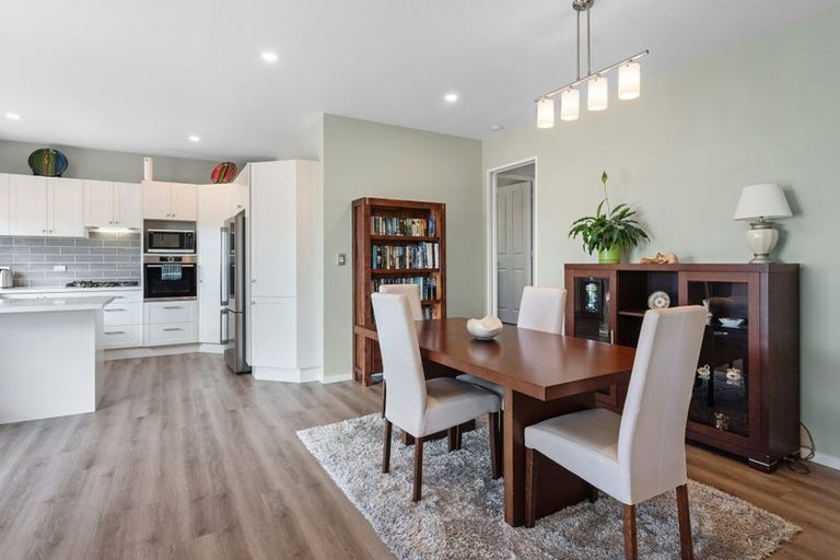 Photo of property in 17 Bushglen Court, Browns Bay, Auckland, 0630