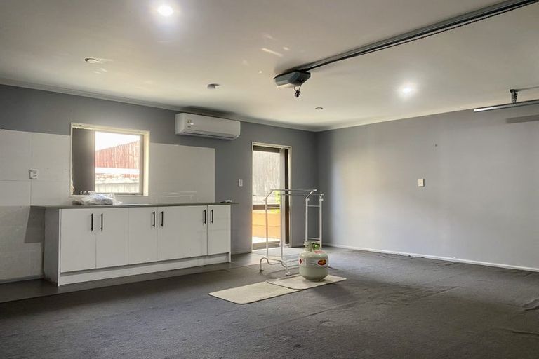 Photo of property in 10 Millcroft Lane, Ranui, Auckland, 0612
