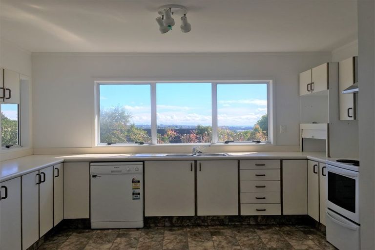 Photo of property in 303 Glenfield Road, Glenfield, Auckland, 0629