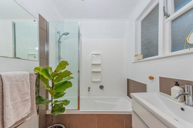 Photo of property in 10 Marie Crescent, Te Atatu South, Auckland, 0610