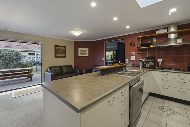 Photo of property in 40 Mcleod Place, Papamoa Beach, Papamoa, 3118