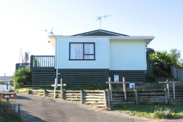 Photo of property in 17 Napier Grove, Waikanae Beach, Waikanae, 5036