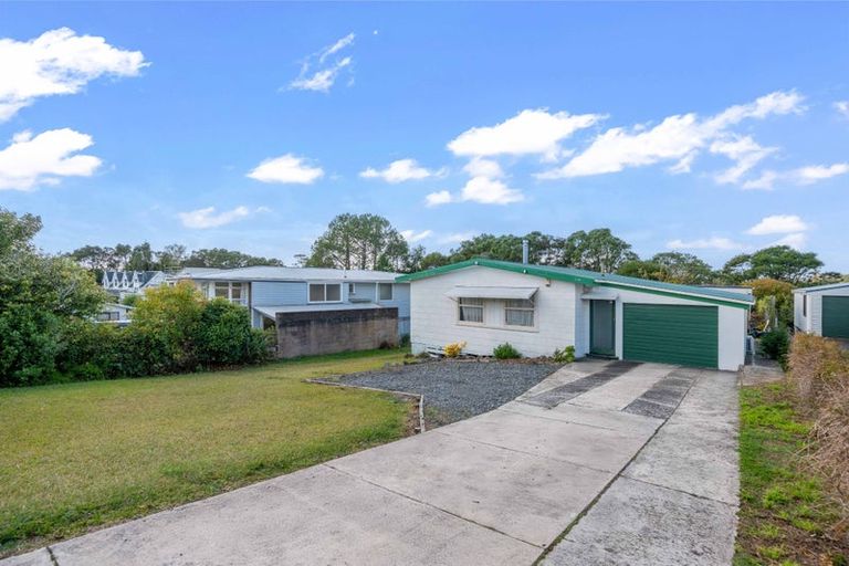 Photo of property in 35 Beaubank Road, Kelston, Auckland, 0602