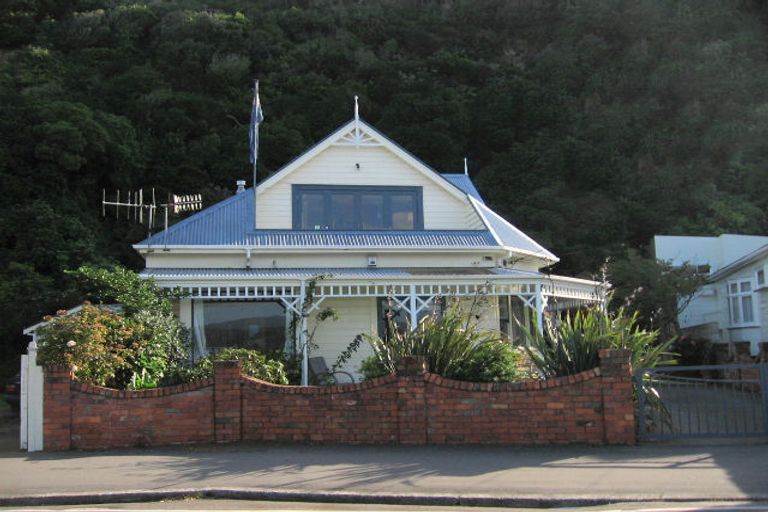 Photo of property in 321 Karaka Bay Road, Karaka Bays, Wellington, 6022