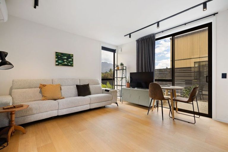 Photo of property in 6 Casterway Crescent, Jacks Point, 9371