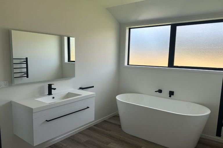 Photo of property in 1 Kakariki Crescent, Carterton, 5713