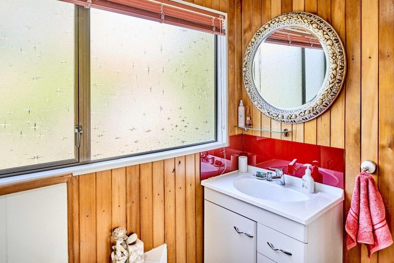 Photo of property in 20 Grays Road, Plimmerton, Porirua, 5026