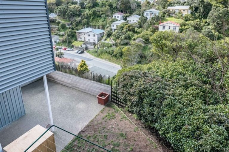 Photo of property in 33 Tiketike Way, Brooklyn, Wellington, 6021
