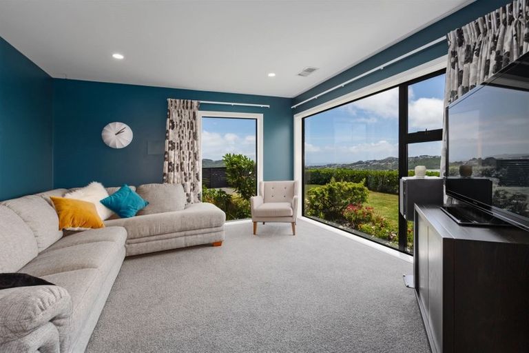 Photo of property in 2 Manapouri Lane, Aotea, Porirua, 5024