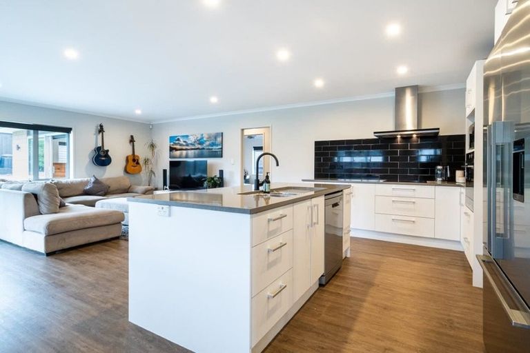 Photo of property in 17 Eric Farley Drive, Kumeu, 0810