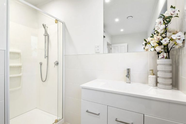 Photo of property in 2/7 Tallington Crescent, Torbay, Auckland, 0630