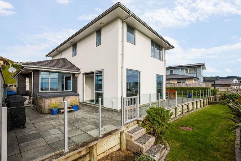 Photo of property in 7 Manapouri Lane, Aotea, Porirua, 5024