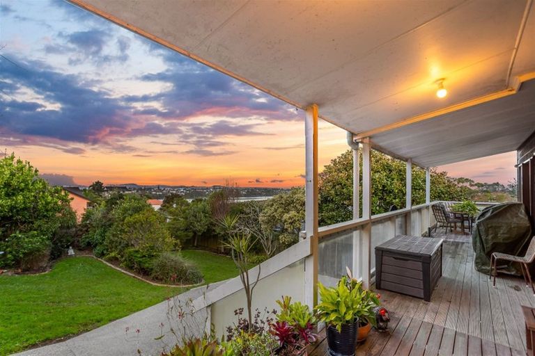 Photo of property in 22 Worthington Place, West Harbour, Auckland, 0618