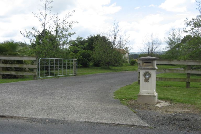 Photo of property in 66 Tawa Road, Kumeu, 0891