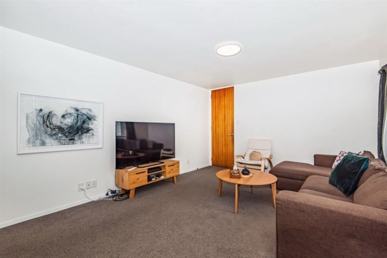 Photo of property in 2/16 Mistletoe Place, Browns Bay, Auckland, 0630