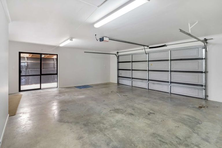 Photo of property in 21 Mandalay Place, Waiuku, 2123