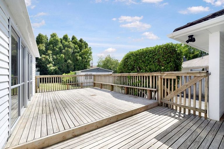 Photo of property in 16 Coniston Avenue, Te Atatu South, Auckland, 0610