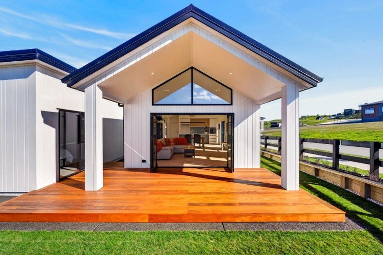 Photo of property in 8 Annie Aranui Drive, Poraiti, 4182