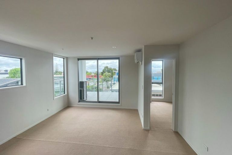 Photo of property in Bella Vista, 2d/84 Gunner Drive, Te Atatu Peninsula, Auckland, 0610