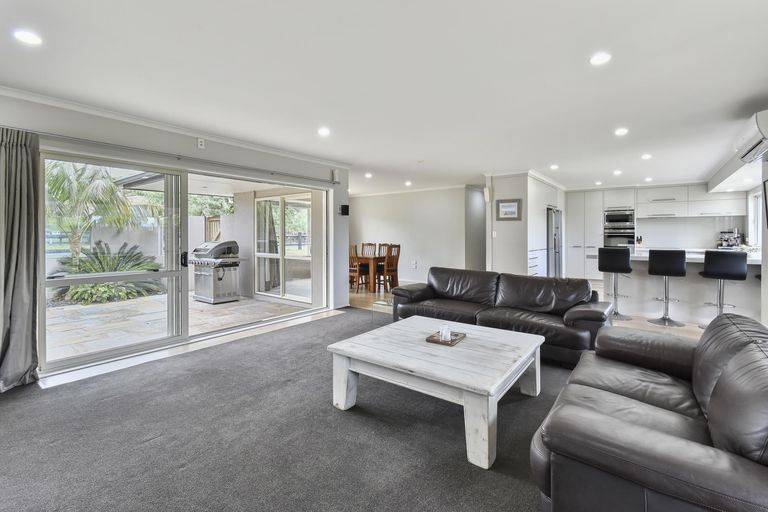 Photo of property in 1 Frank Knight Place, Waiuku, 2123