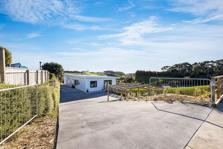 Photo of property in 22b Saint Ives Grove, Whalers Gate, New Plymouth, 4310