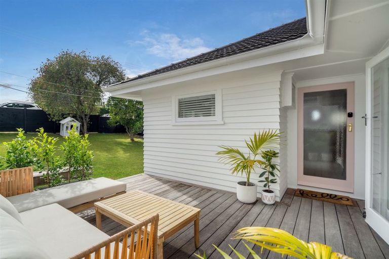 Photo of property in 2/232 East Coast Road, Forrest Hill, Auckland, 0620