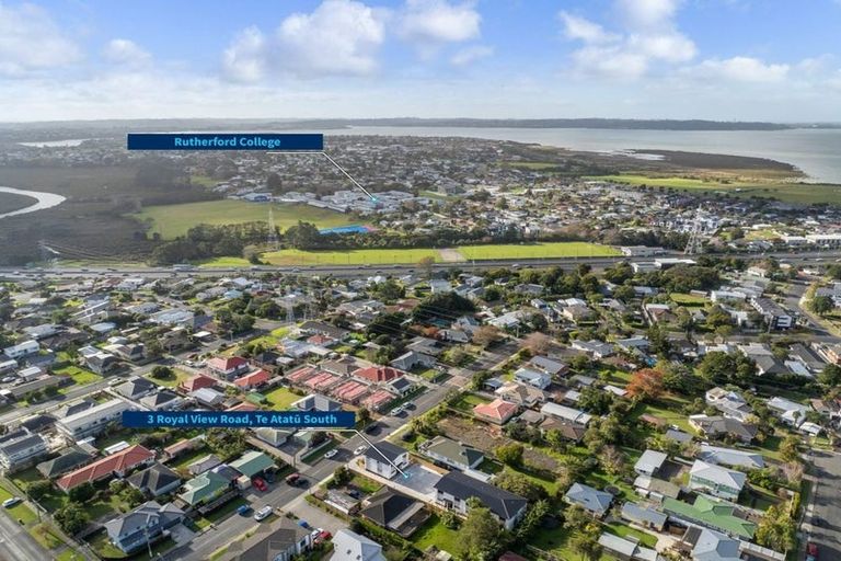 Photo of property in 1/3 Royal View Road, Te Atatu South, Auckland, 0610