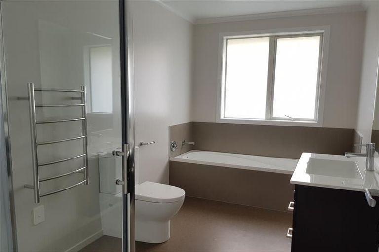 Photo of property in 39 Woodside Road, Massey, Auckland, 0614