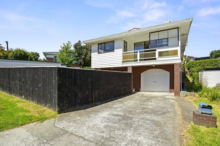 Photo of property in 32 Collins Avenue, Tawa, Wellington, 5028