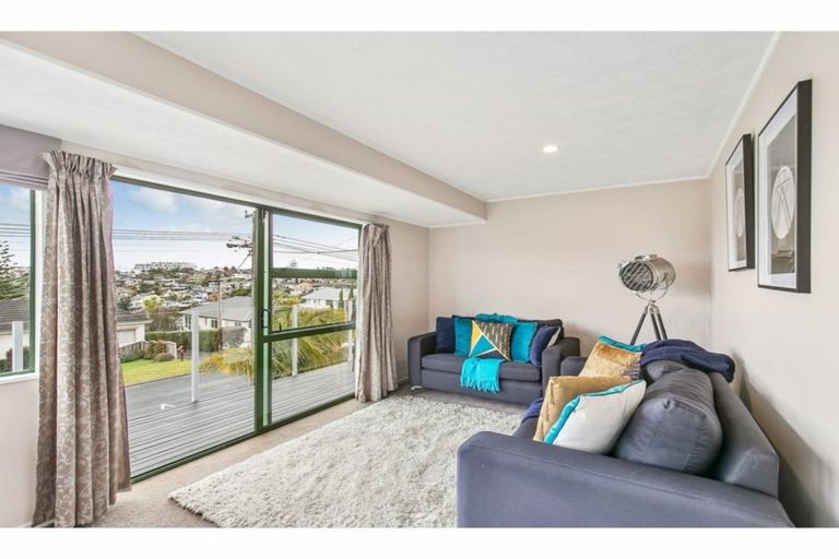 Photo of property in 1/5 Masterton Road, Rothesay Bay, Auckland, 0630