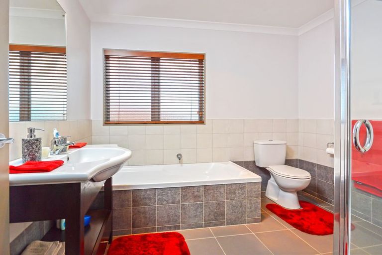 Photo of property in 10 Glenross Drive, Wattle Downs, Auckland, 2103