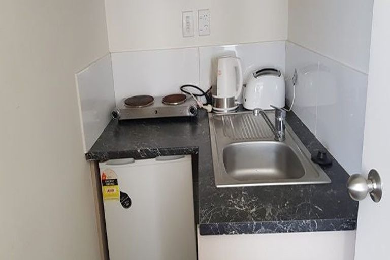 Photo of property in 8c Schnapper Rock Road, Schnapper Rock, Auckland, 0632