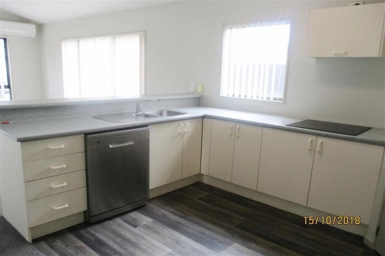 Photo of property in 28 Broadhaven Avenue, Parklands, Christchurch, 8083