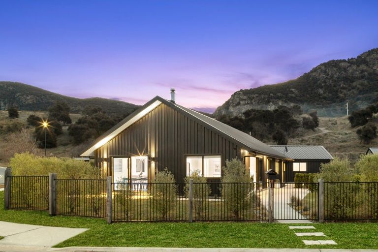 Photo of property in 1 Sorrel Street, Albert Town, Wanaka, 9305
