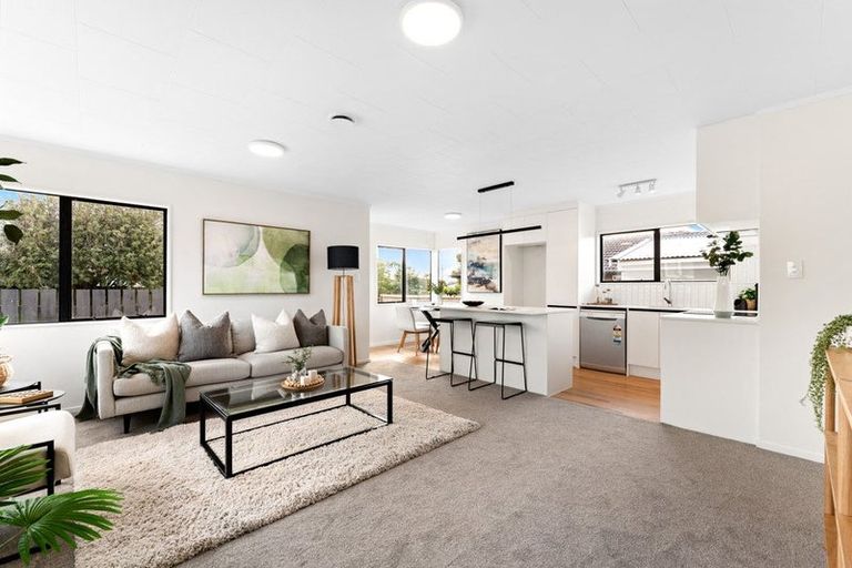 Photo of property in 2/7 Rewarewa Road, Te Atatu Peninsula, Auckland, 0610