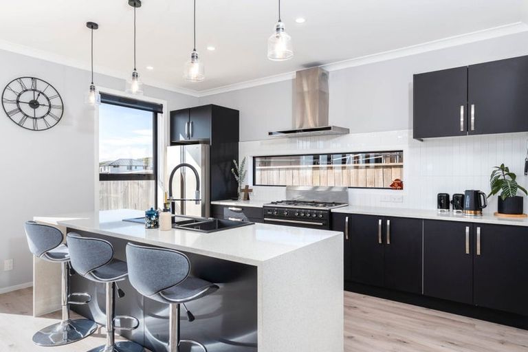 Photo of property in 28 Queen Charlotte Drive, Aotea, Porirua, 5024