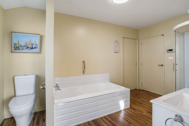 Photo of property in 32 Northview Avenue, Winton, 9720