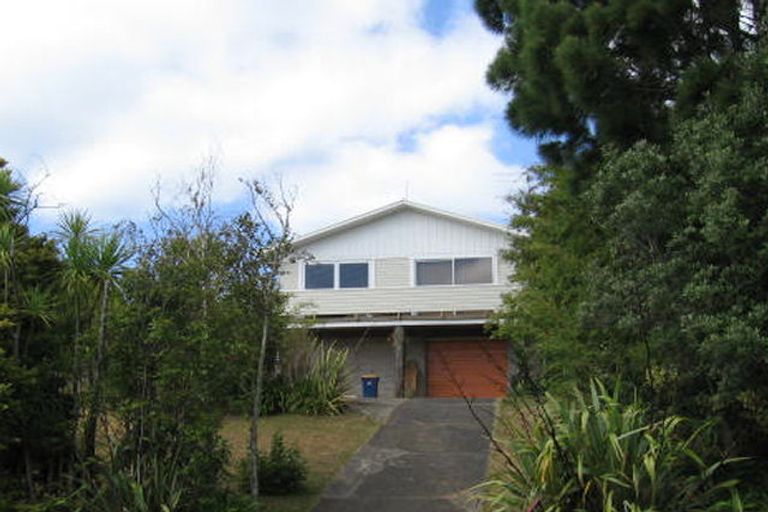 Photo of property in 28 William Souter Street, Forrest Hill, Auckland, 0620