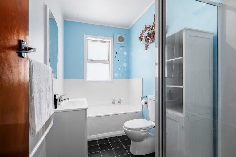 Photo of property in 70 Glanmire Road, Newlands, Wellington, 6037