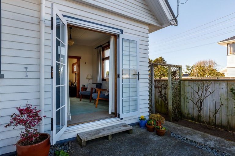 Photo of property in 37 Wallace Place, Westown, New Plymouth, 4310