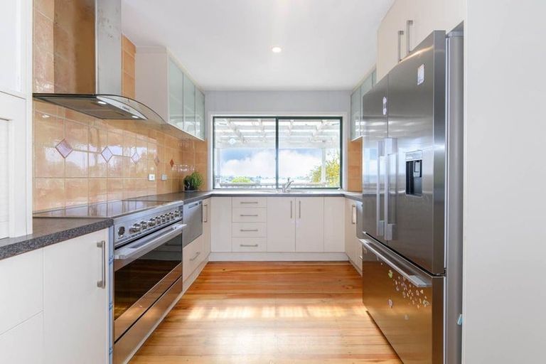 Photo of property in 220 Glengarry Road, Glen Eden, Auckland, 0602