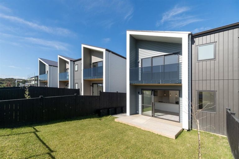 Photo of property in 8 Paparahi Place, Wainui, 0992